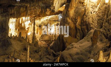 Faszinierende Welt der Tropfsteinhöhle Cuevas del Drach, Mallorca, Spanien Stockfoto