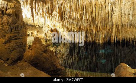 Faszinierende Welt der Tropfsteinhöhle Cuevas del Drach, Mallorca, Spanien Stockfoto