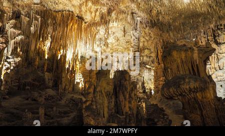 Faszinierende Welt der Tropfsteinhöhle Cuevas del Drach, Mallorca, Spanien Stockfoto