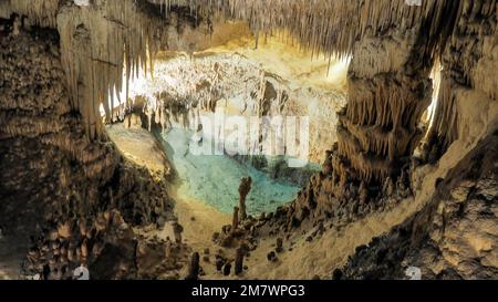 Faszinierende Welt der Tropfsteinhöhle Cuevas del Drach, Mallorca, Spanien Stockfoto