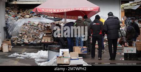 Kiew, Ukraine 11. März 2021: Reihen, Schalter und Gänge des Buchmarkts für Antiquitäten auf Petrovka in der Stadt Kiew Stockfoto