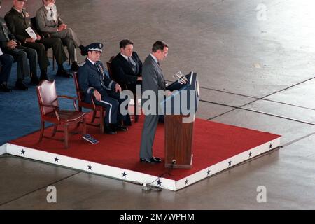 Vizepräsident George Bush spricht mit Ehrengästen während der Ruhestandszeremonie für GENERAL David C. Jones, Vorsitzender des Joint Chiefs STAFF. GEN Jones und Verteidigungsminister Caspar Weinberger sitzen hinter dem Vizepräsidenten. Basis: Luftwaffenstützpunkt Andrews Bundesstaat: Maryland (MD) Land: Vereinigte Staaten von Amerika (USA) Stockfoto