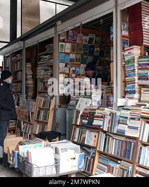 Kiew, Ukraine 11. März 2021: Reihen, Schalter und Gänge des Buchmarkts für Antiquitäten auf Petrovka in der Stadt Kiew Stockfoto