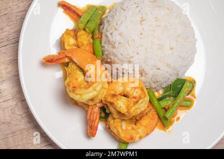 Gebratene Garnelen-Curry-Paste mit langen Bohnen Stockfoto