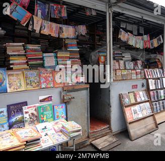 Kiew, Ukraine 11. März 2021: Reihen, Schalter und Gänge des Buchmarkts für Antiquitäten auf Petrovka in der Stadt Kiew Stockfoto