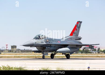 Konya, Türkei - 07 01 2021: Übung der Anatolischen Eagle Air Force 2021 F16 Kampfflugzeug in Rollposition in der Türkei. Stockfoto