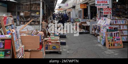 Kiew, Ukraine 11. März 2021: Reihen, Schalter und Gänge des Buchmarkts für Antiquitäten auf Petrovka in der Stadt Kiew Stockfoto