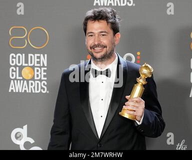 Los Angeles, USA. 10. Januar 2023. Santiago Mitre, posiert im Pressesaal mit dem besten Film für nichtenglische Sprachen für „Argentina, 1985" bei den alljährlichen Golden Globe Awards 80. im Beverly Hilton am 10. Januar 2023 in Los Angeles, CA, USA (Foto von Sthanlee B. Mirador/Sipa USA). Guthaben: SIPA USA/Alamy Live News Stockfoto