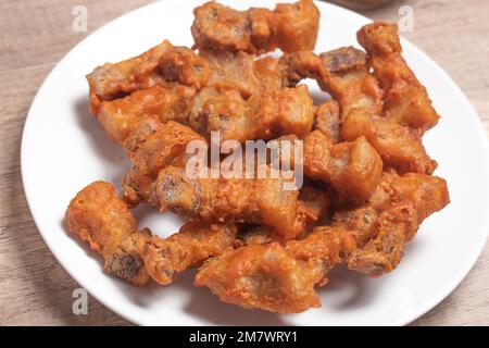 Frittierter Schweinebauch mit Fischsoße und scharfer Dip-Sauce Stockfoto