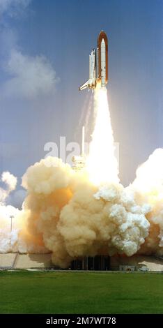 Der Space Shuttle Orbiter Columbia hebt um 10:59 Uhr von Komplex 39A ab EDT An Bord für die Mission des Space Transportation System (STS-1) sind die Astronauten Ken Mattingly, Commander, und Henry Hartsfield, Pilot. Basis: Kennedy Space Center Bundesstaat: Florida (FL) Land: Vereinigte Staaten von Amerika (USA) Stockfoto