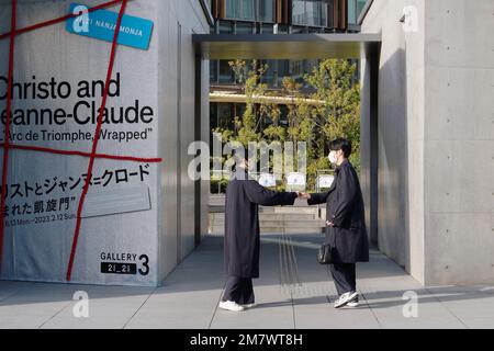 TOKIO, JAPAN - 3. Dezember 2022: 21 21 Design Sight Gallery 3. Eine Ausstellung von Christo und Jeanne-Claude findet statt. Stockfoto