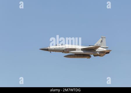 Konya, Türkei - 07 01 2021: Übung der Luftwaffe Anadolu Kartalı 2021; JF 17 Kampfflugzeug der pakistanischen Luftwaffe fliegt über der Türkei. Stockfoto