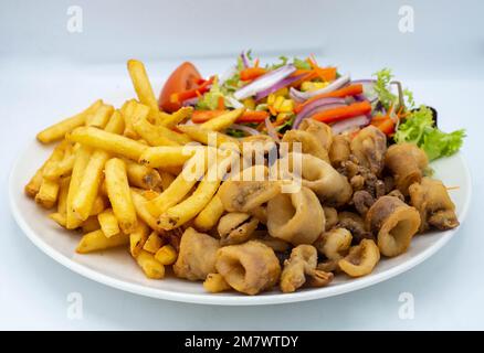 Ration typischer spanischer gebratener Calamari-Ringe Stockfoto