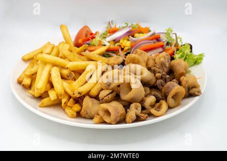 Ration typischer spanischer gebratener Calamari-Ringe Stockfoto