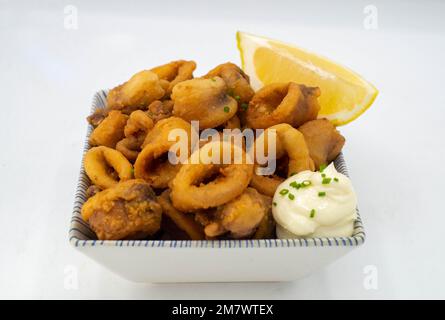 Ration typischer spanischer gebratener Calamari-Ringe Stockfoto