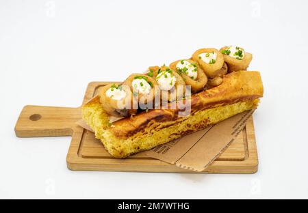 Ration typischer spanischer gebratener Calamari-Ringe Stockfoto