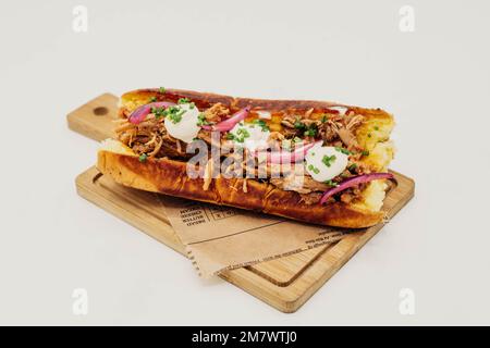 Sandwich mit Schweinefleisch und Zwiebeln und Muffin-Brot Stockfoto
