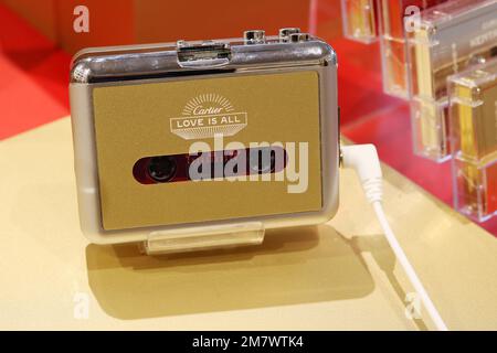 TOKIO, JAPAN - 7. Dezember 2022: Kassettenspieler und Mix-Bänder in Cartiers „Love is All“-Pop-up-Store in Tokios Omotesando Stockfoto