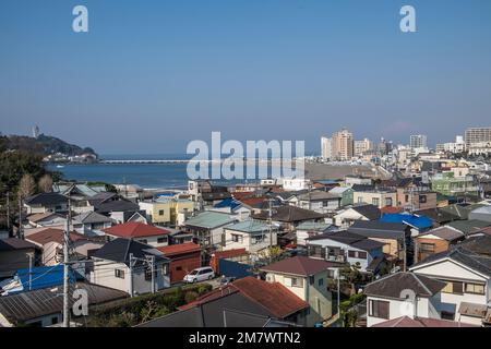 Japan, Kamakura: Überblick über die Bucht von Kamakura, Honshu Island. Der Fuji in der Ferne Stockfoto