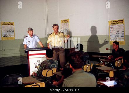 Oberstleutnant Wolfgang Schmitt von der Deutschen Armee informiert Mitglieder der 3. Brigade, 82. Luftwaffendivision, über die Unterschiede zwischen der Ausbildung in Europa und den USA. Die dritte Brigade wird nach Deutschland geschickt, um an der Übung Reforger '82 teilzunehmen. Basis: Fort Bragg Bundesstaat: North Carolina (NC) Land: Vereinigte Staaten von Amerika (USA) Stockfoto