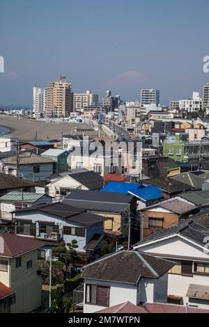 Japan, Kamakura: Überblick über die Bucht von Kamakura, Honshu Island. Der Fuji in der Ferne Stockfoto