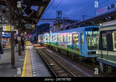 Japan, Honshu Island, Kamakura Station: Enoshima Electric Railway, Enoden Train entlang des Bahnsteigs Stockfoto