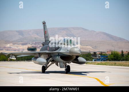 Konya, Türkei - 07 01 2021: Übung der Anatolischen Eagle Air Force 2021 F16 Kampfflugzeug in Rollposition in der Türkei. Stockfoto