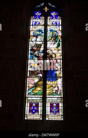 Mende (Südfrankreich): Buntglasfenster für Jeanne d'Arc in der Kathedrale von Mende („Basilique Cathedrale Notre Dame et Saint Privat de Men“) Stockfoto