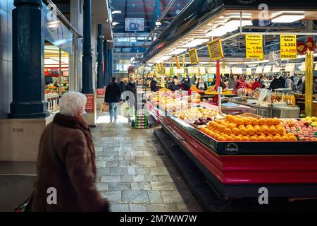 Troyes (Nordostfrankreich): Atmosphäre an einem Markttag im überdachten Markt, im Winter. Ställe und Passanten Stockfoto