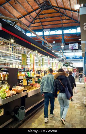 Troyes (Nordostfrankreich): Atmosphäre an einem Markttag rund um den überdachten Markt im Winter. Ställe und Passanten Stockfoto