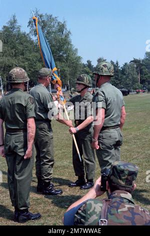 General Kroesen, Befehlshaber der US-Armee Europa und der 7. Armee, übergibt die Flagge des 7. Armeeausbildungskommandos während einer Zeremonie an Brigadegeneral Foss, den neuen Befehlshaber der 7. ATC. Land: Bundesrepublik Deutschland Stockfoto