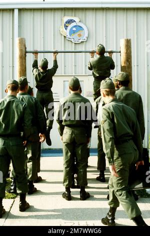 Die Schüler der Combat Control School führen im Rahmen des täglichen Trainings an einer Chinning-Bar Aufhebungen durch. Die Studenten werden nach ihrem Abschluss zu Roten Berets. Basis: Luftwaffenstützpunkt Pope Bundesstaat: North Carolina (NC) Land: Vereinigte Staaten von Amerika (USA) Stockfoto