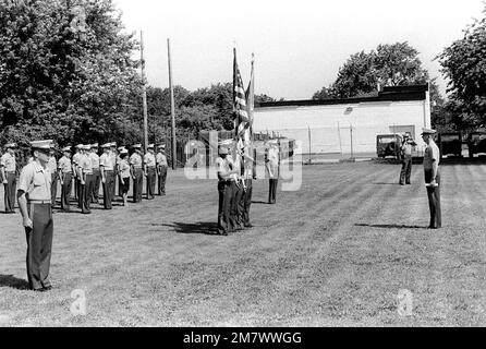 Der Fahnenschütze des First Marine Corps District nimmt an der Zeremonie zur Befehlsänderung FÜR COL James K. Reilly Teil, kommandierender Offizier des 1. Marine Corps District, der durch OBERST Robert V. Nicoli abgelöst wird. Staat: New York (NY) Land: Vereinigte Staaten von Amerika (USA) Stockfoto