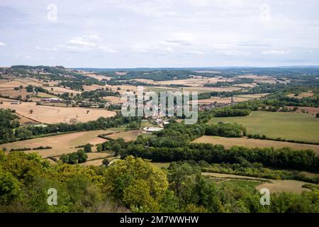 Überblick über die Landschaft und das Dorf Saint-Pere-sous-Vezelay im Departement Yonne, Region Bourgogne-Franche-Comte, auf dem Weg nach St. Marmelade Stockfoto