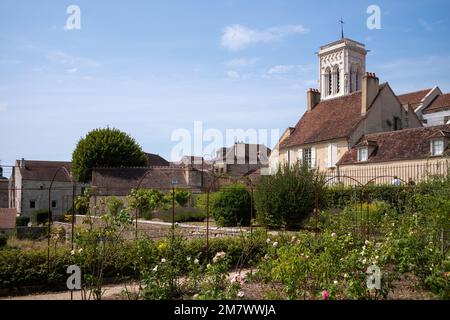 Vezelay (Mittelnordfrankreich): Außenansicht der Abtei Vezelay (Französisch: Abbaye Sainte-Marie-Madeleine de Vezelay), der Basilika und des Hügels von Vez Stockfoto