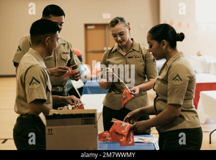 USA Marines mit dem 3. Aufklärungsbataillon, 1. Marine Division, helfen bei der Dekoration vor der Einweihungszeremonie des Michael A. noLine Community Building zu Ehren der PFC. Michael A. noLine, ein gefallenes Mitglied ihres Bataillons im Indianerreservat San Carlos Apache, Arizona, 14. Mai 2022. NoLine, ein Mitglied des San Carlos Apache Stamms, der als leichter Panzerwagen (LAV)-Crewman für das 3. Leichte gepanzerte Infanterie-Bataillon diente, wurde am 26. Januar 1991 im Kampf zur Unterstützung der Operation Desert Storm getötet. Stockfoto