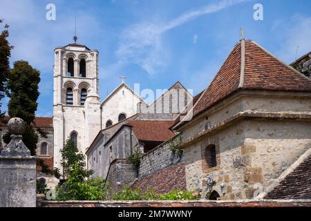 Vezelay (Mittelnordfrankreich): Außenansicht der Abtei Vezelay (Französisch: Abbaye Sainte-Marie-Madeleine de Vezelay), der Basilika und des Hügels von Vez Stockfoto