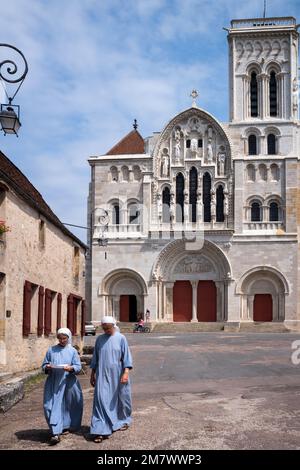 Vezelay (Mittelnordfrankreich): Außenansicht der Abtei Vezelay (Französisch: Abbaye Sainte-Marie-Madeleine de Vezelay), der Basilika und des Hügels von Vez Stockfoto