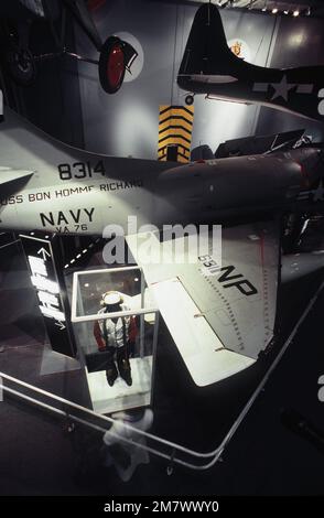 Blick auf historische Flugzeuge, die von der Decke des Luft- und Raumfahrtmuseums der Smithsonian Institution hängen. Basis: Washington State: District of Columbia (DC) Land: Vereinigte Staaten von Amerika (USA) Stockfoto