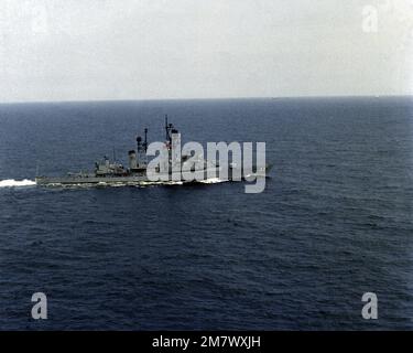 Steuerbord-Strahl-Ansicht des gesteuerten Raketenzerstörers USS FARRAGUT (DDG-37) im Gange. Land: Atlantik (AOC) Stockfoto