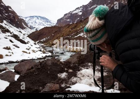 Cajon von Maipu, Chile-22. Juni 2014: Fotograf macht Fotos auf dem Berg Stockfoto