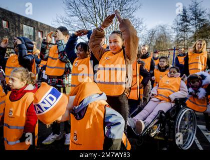 ALMERE - Niederlande, 11/01/2023, ALMERE - Schüler während des Startschusses für Anmeldungen für Schulen für die elfte Ausgabe der King's Games. Die Spiele wurden 2013 kurz vor dem Thronantritt von König Willem-Alexander konzipiert, um die jüngste Jugend in diese Gelegenheit einzubeziehen und die Aufmerksamkeit auf Bewegung, Sport und Spiele zu lenken. ANP SEM VAN DER WAL niederlande raus - belgien raus Stockfoto