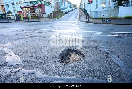 Pothole in a Brighton Road , Sussex , England VK Januar 2023 . Tausende Schlaglöcher sind nach dem schlechten Winterwetter Credit Simon Dack auf Straßen in Großbritannien aufgetaucht Stockfoto