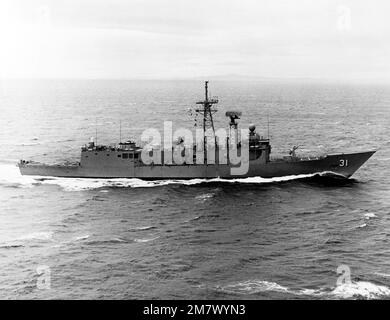 Luftaufnahme der gesteuerten Raketenfregatte USS STARK (FFG-31) aus der Steuerbord-Perspektive im Gange. Land: Pazifik (POC) Stockfoto