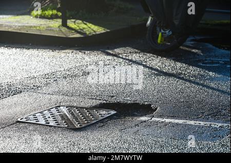 Pothole in a Brighton Road , Sussex , England VK Januar 2023 . Tausende Schlaglöcher sind nach dem schlechten Winterwetter Credit Simon Dack auf Straßen in Großbritannien aufgetaucht Stockfoto