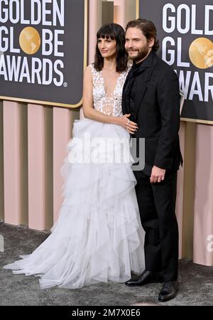 Los Angeles, USA. 10. Januar 2023. Felicitas Rombold & Daniel Bruhl kommen bei den Golden Globe Awards 80. im Beverly Hilton Hotel an. Bild: Sarah Stewart Credit: Paul Smith/Alamy Live News Stockfoto