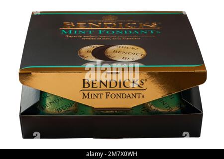 Schachtel Bendicks Mint Fondants isoliert auf weißem Hintergrund - Pfefferminzcreme bedeckt mit dunkler Schokolade Stockfoto