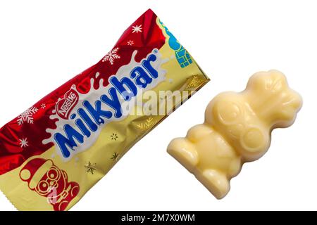 Die Nestle Milky Bar MilkyBar Festive Friends wurde geöffnet, um Inhalte auf weißem Hintergrund zu zeigen - weiße Schokolade mit einer cremigen Füllung und knusprigen Stücken Stockfoto