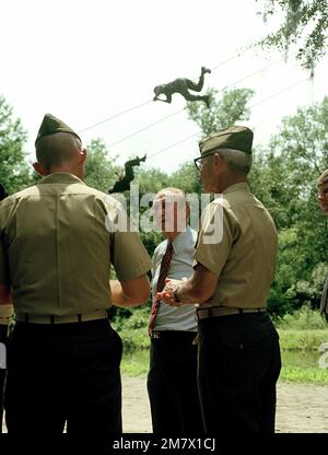 MGEN James J. McMonagle und LCOL Livington erklären Sen Strom Thurmond, R-S.C. die Folie für das Leben (auf dem Hindernislauf) Basis: USMC Recruit Depot, Parris Island Bundesstaat: South Carolina (SC) Land: Vereinigte Staaten von Amerika (USA) Stockfoto