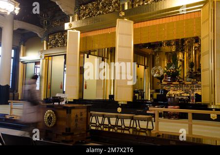 Frau im Tsukiji Hongan-ji Tempel. Tsukiji. Tokio. Japan. Stockfoto